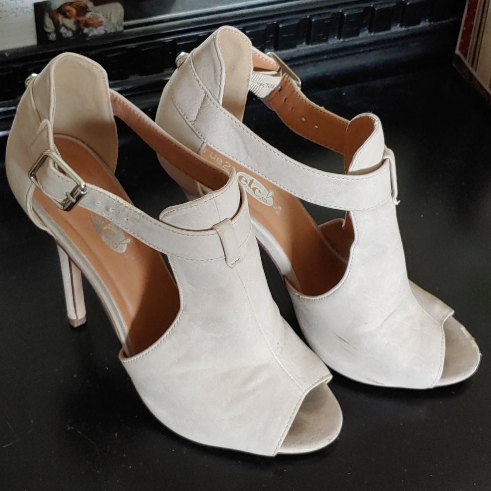 CREAM 4" HEEL WITH PEEKABOO
